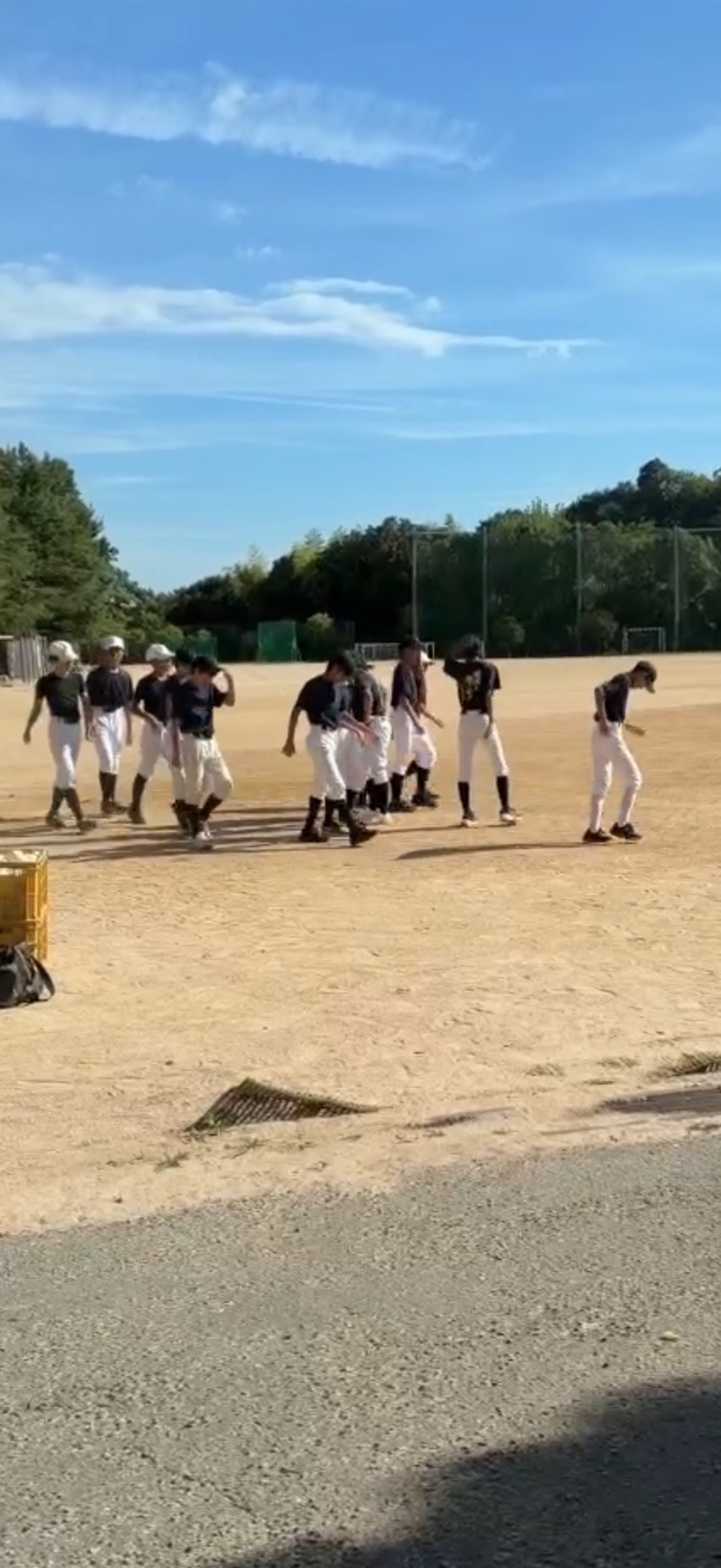 グラウンドで練習する宝塚第一中学校野球部の選手たち